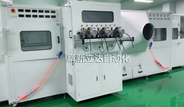 自動噴金機(jī)是電容器生產(chǎn)中的關(guān)鍵設(shè)備，規(guī)格有三槍，雙面四槍、六槍、八槍，可按客戶需求定制，阜新立達(dá)自動化裝備有限公司